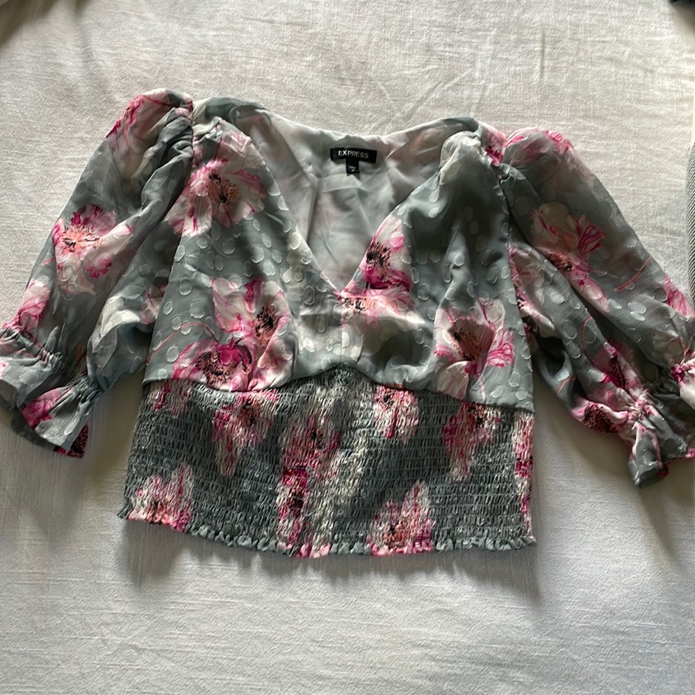 Express Floral Clip Dot Print V-Neck Smocked Cropped Top - Picture 4 of 9